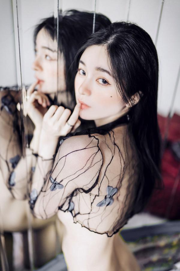    JVID辰辰私房写真：爆炸性感女友系，全裸床照与制服诱惑的极致盛宴第48张图片