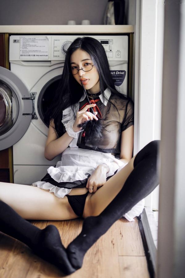    JVID辰辰私房写真：爆炸性感女友系，全裸床照与制服诱惑的极致盛宴第52张图片