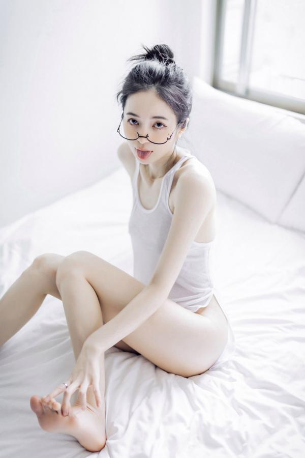    JVID辰辰私房写真：爆炸性感女友系，全裸床照与制服诱惑的极致盛宴第99张图片