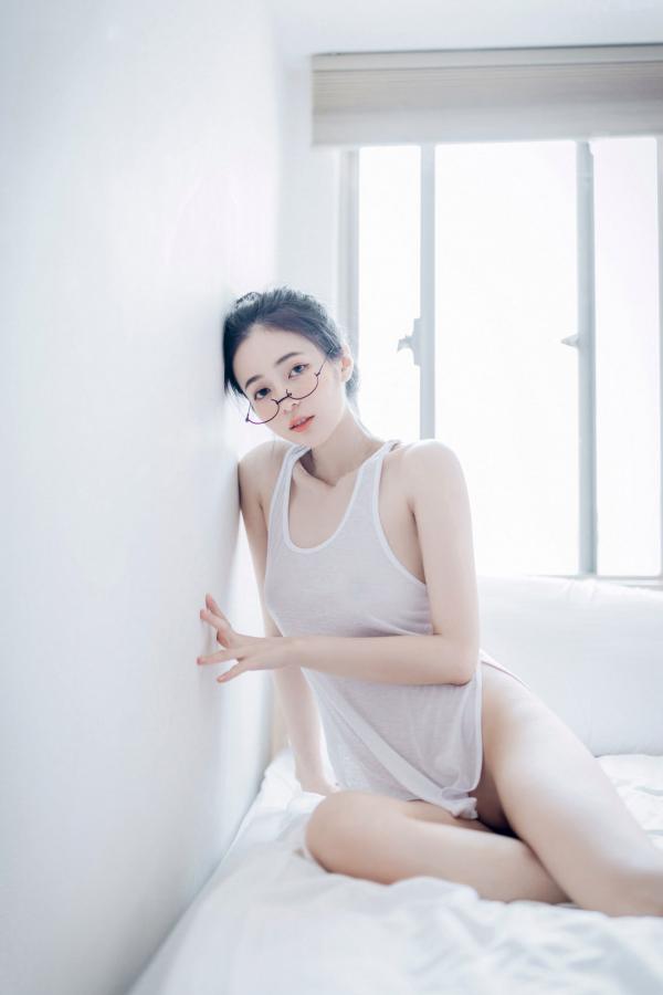    JVID辰辰私房写真：爆炸性感女友系，全裸床照与制服诱惑的极致盛宴第102张图片