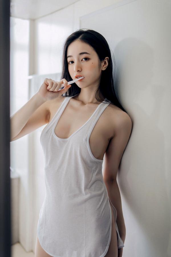    JVID辰辰私房写真：爆炸性感女友系，全裸床照与制服诱惑的极致盛宴第125张图片