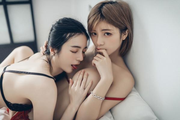    JVID-辰辰双人圣诞写真，火辣节日内衣与可爱驯鹿造型，绝美闺蜜私房互动，勾勒极品身材曲线，带来大尺度视觉诱惑盛宴第66张图片