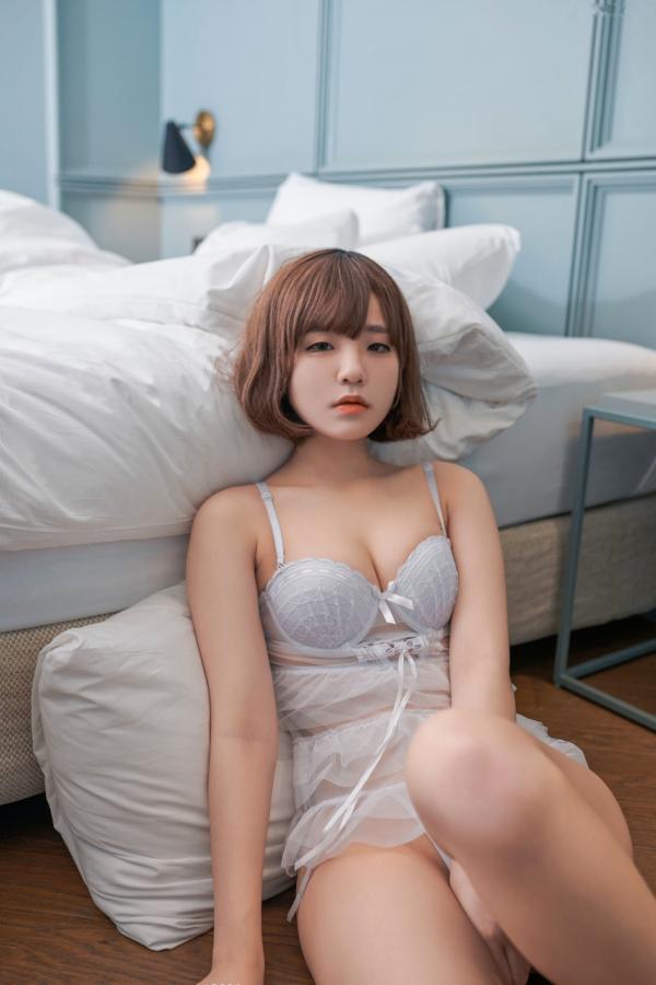   韩国美女-Jenny(정제니)-ARTGRAVIA_133：极致私房写真，酒店床铺间的性感内衣诱惑，展现傲人身材第11张图片