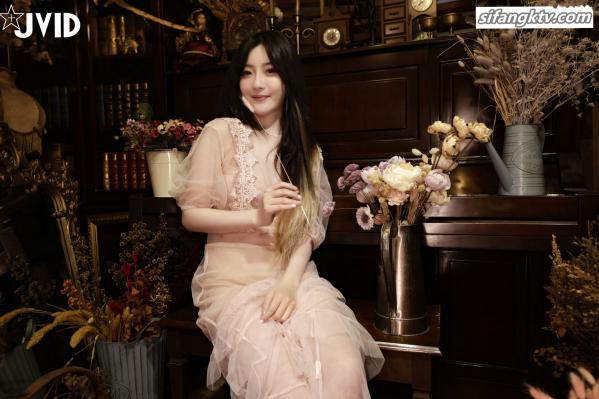    JVID-璃奈酱-X爱幻想：极品模特私房写真，复古家居与唯美浴室诱惑，尽显极致性感与大胆魅力第34张图片