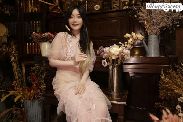    JVID-璃奈酱-X爱幻想：极品模特私房写真，复古家居与唯美浴室诱惑，尽显极致性感与大胆魅力第35张图片
