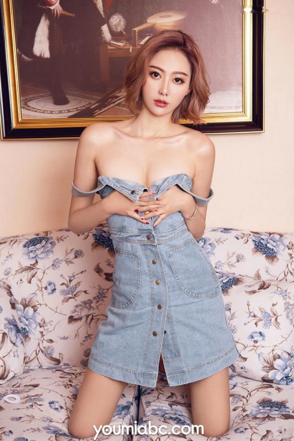    YouMi尤蜜-艺轩《欲火燃情美少妇》：时尚短发美女家居室内写真，清凉牛仔裙尽显身材第9张图片