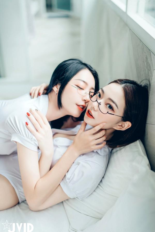   JVID飘飘与啾啾：情人节女神姐妹花，纯白连体衣诱惑私房照，性感气质双重魅力大赏第43张图片
