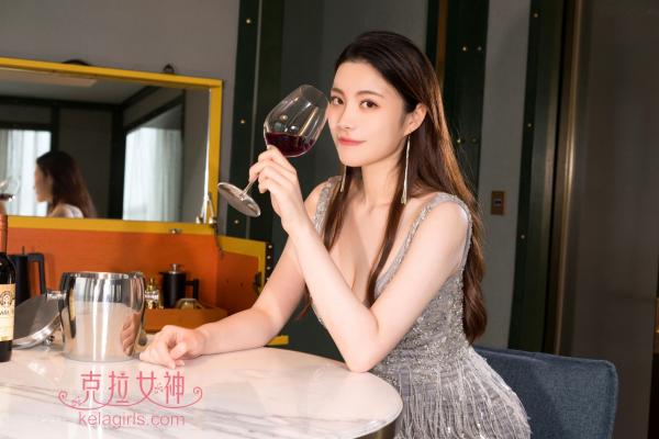    KelaGirls克拉女神-2018.09.27-百琳-《对酒当歌》：女神身着璀璨流苏晚礼服，手持红酒高贵优雅写真第4张图片