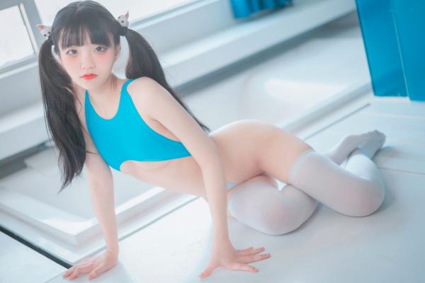    韩国美女Jenny(정제니)双马尾童颜写真，身穿极品高叉蓝白泳衣搭配丝袜，展现清新校园游泳课风格，极致诱惑撩人第3张图片