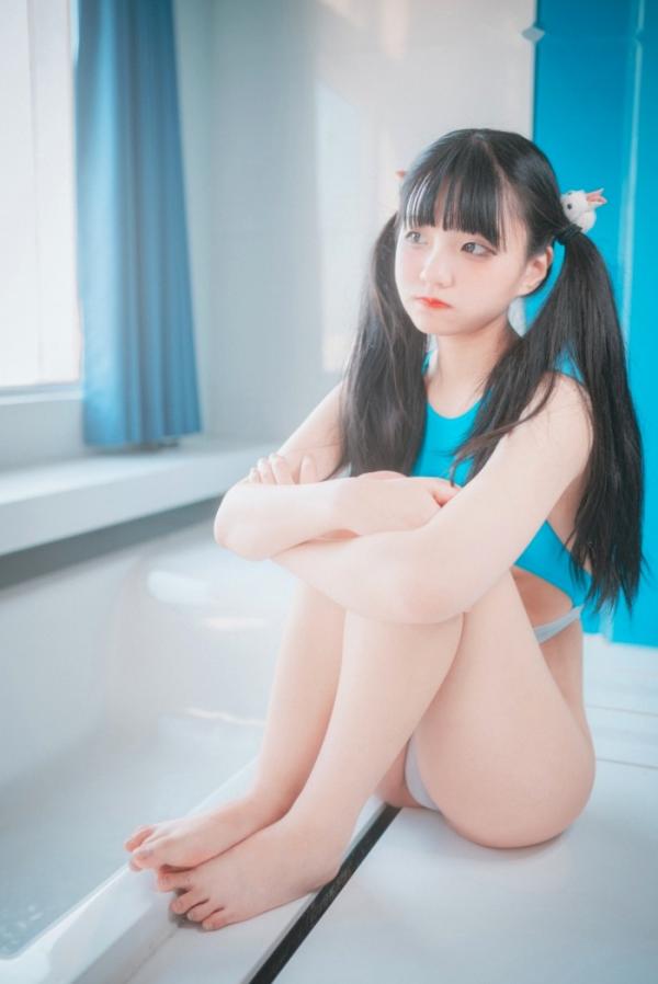    韩国美女Jenny(정제니)双马尾童颜写真，身穿极品高叉蓝白泳衣搭配丝袜，展现清新校园游泳课风格，极致诱惑撩人第27张图片