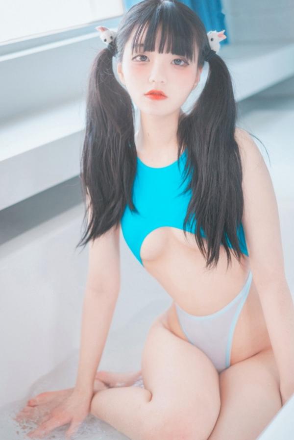    韩国美女Jenny(정제니)双马尾童颜写真，身穿极品高叉蓝白泳衣搭配丝袜，展现清新校园游泳课风格，极致诱惑撩人第29张图片