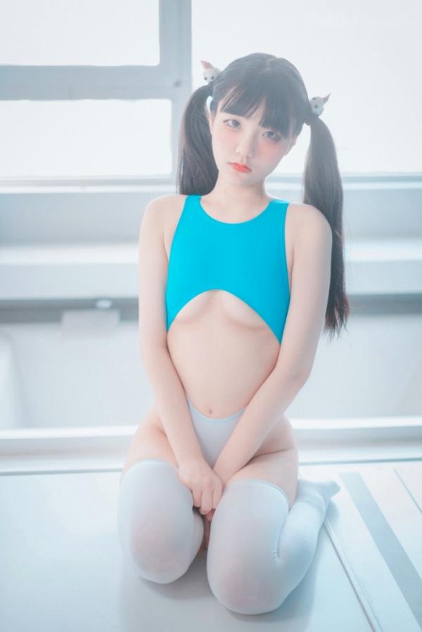    韩国美女Jenny(정제니)双马尾童颜写真，身穿极品高叉蓝白泳衣搭配丝袜，展现清新校园游泳课风格，极致诱惑撩人第56张图片
