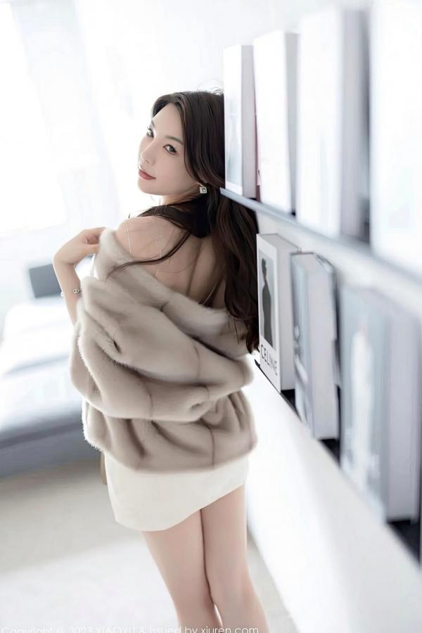    XiaoYu语画界-960-徐莉芝：纯白简约风奢华私房大片，演绎极致性感诱惑，高颜值女神皮草写真（2023.02.07）第7张图片