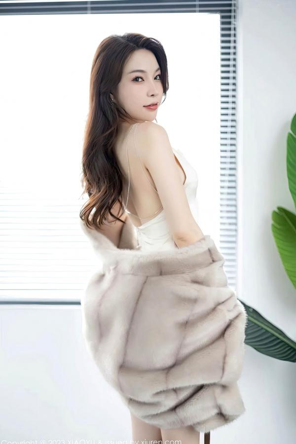    XiaoYu语画界-960-徐莉芝：纯白简约风奢华私房大片，演绎极致性感诱惑，高颜值女神皮草写真（2023.02.07）第13张图片