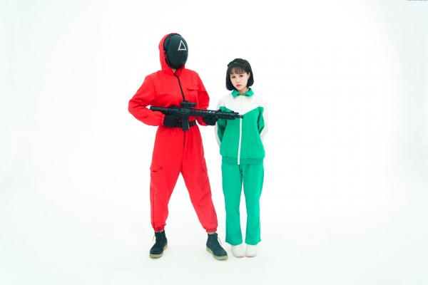    晕崽Zz-星澜是澜澜叫澜妹呀《鱿鱼游戏》Squid Game主题COS写真-居家运动服与守卫性感制服诱惑大尺度拍摄第2张图片