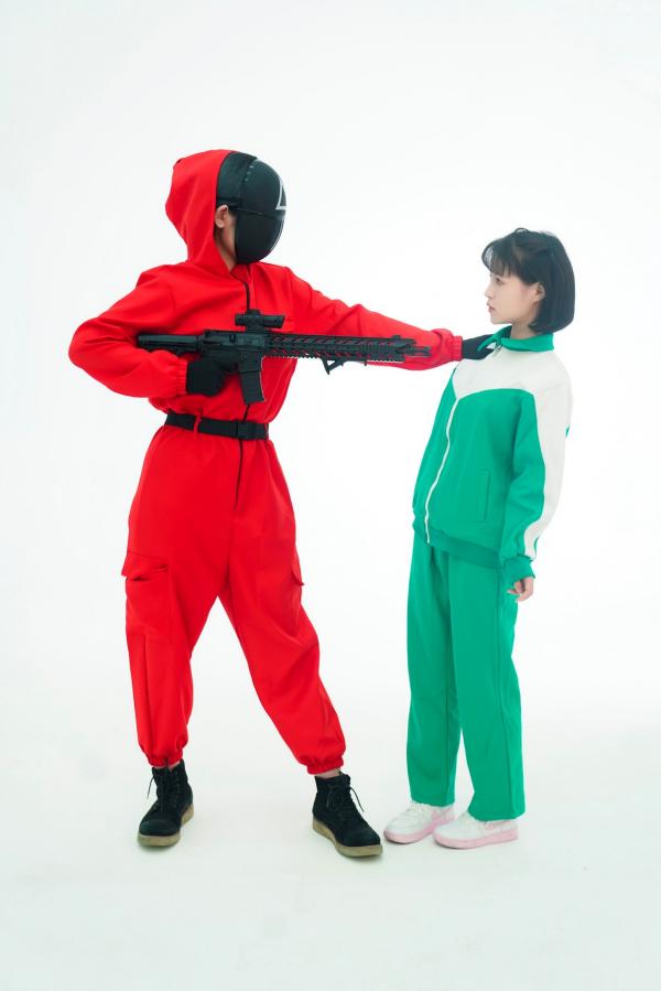    晕崽Zz-星澜是澜澜叫澜妹呀《鱿鱼游戏》Squid Game主题COS写真-居家运动服与守卫性感制服诱惑大尺度拍摄第3张图片