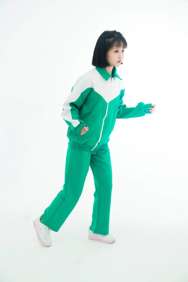    晕崽Zz-星澜是澜澜叫澜妹呀《鱿鱼游戏》Squid Game主题COS写真-居家运动服与守卫性感制服诱惑大尺度拍摄第4张图片