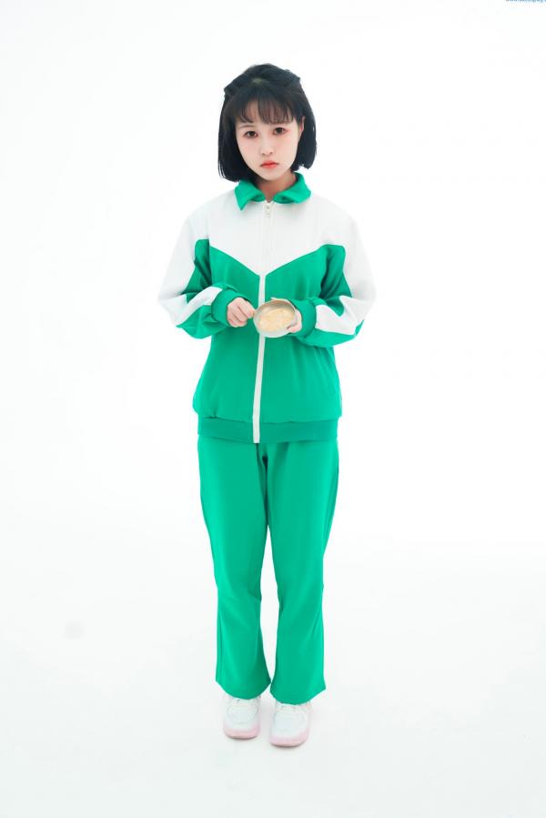    晕崽Zz-星澜是澜澜叫澜妹呀《鱿鱼游戏》Squid Game主题COS写真-居家运动服与守卫性感制服诱惑大尺度拍摄第5张图片