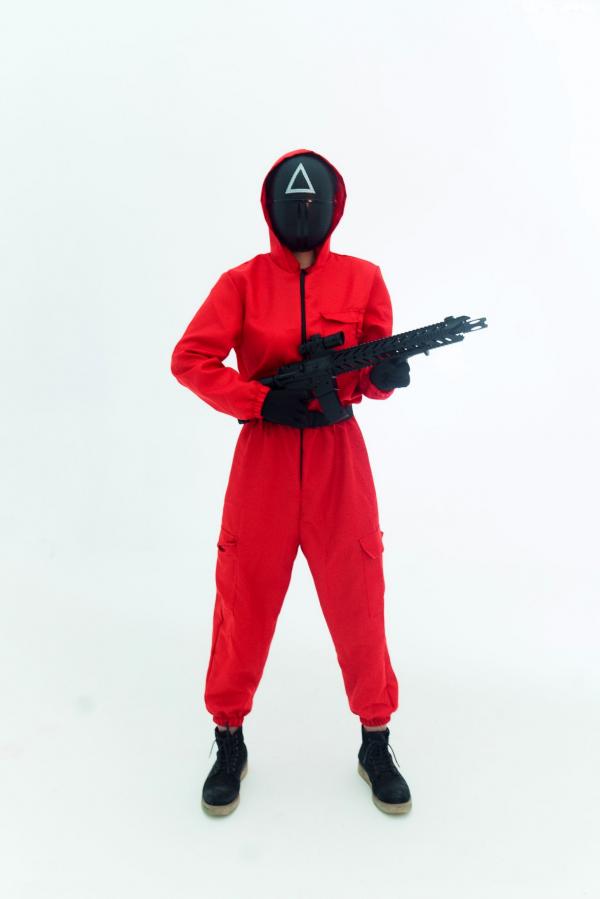    晕崽Zz-星澜是澜澜叫澜妹呀《鱿鱼游戏》Squid Game主题COS写真-居家运动服与守卫性感制服诱惑大尺度拍摄第7张图片