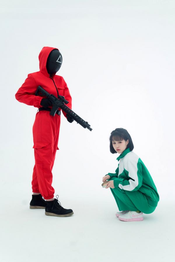    晕崽Zz-星澜是澜澜叫澜妹呀《鱿鱼游戏》Squid Game主题COS写真-居家运动服与守卫性感制服诱惑大尺度拍摄第10张图片