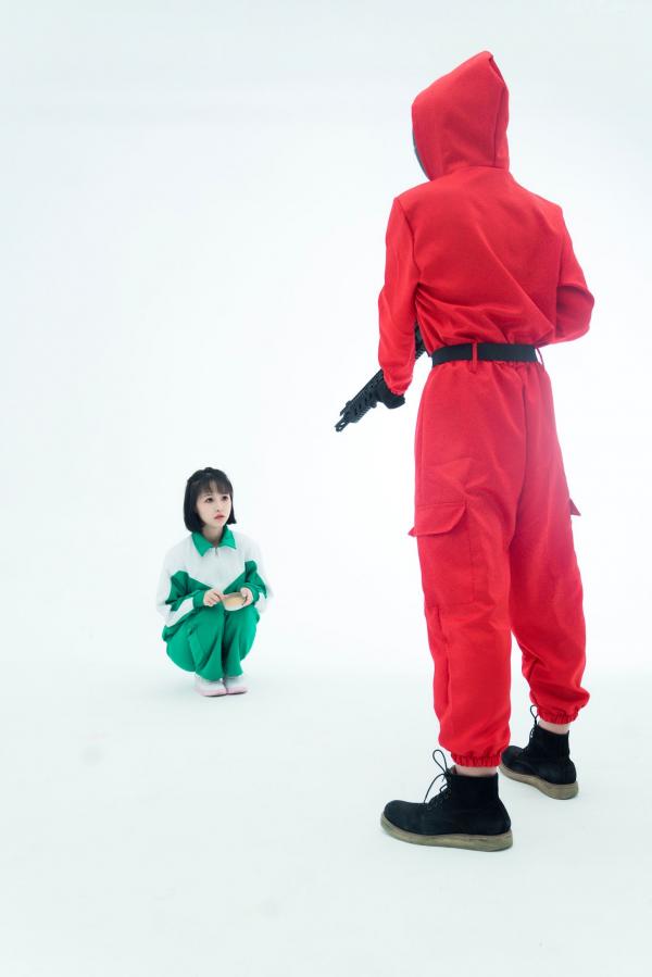    晕崽Zz-星澜是澜澜叫澜妹呀《鱿鱼游戏》Squid Game主题COS写真-居家运动服与守卫性感制服诱惑大尺度拍摄第11张图片