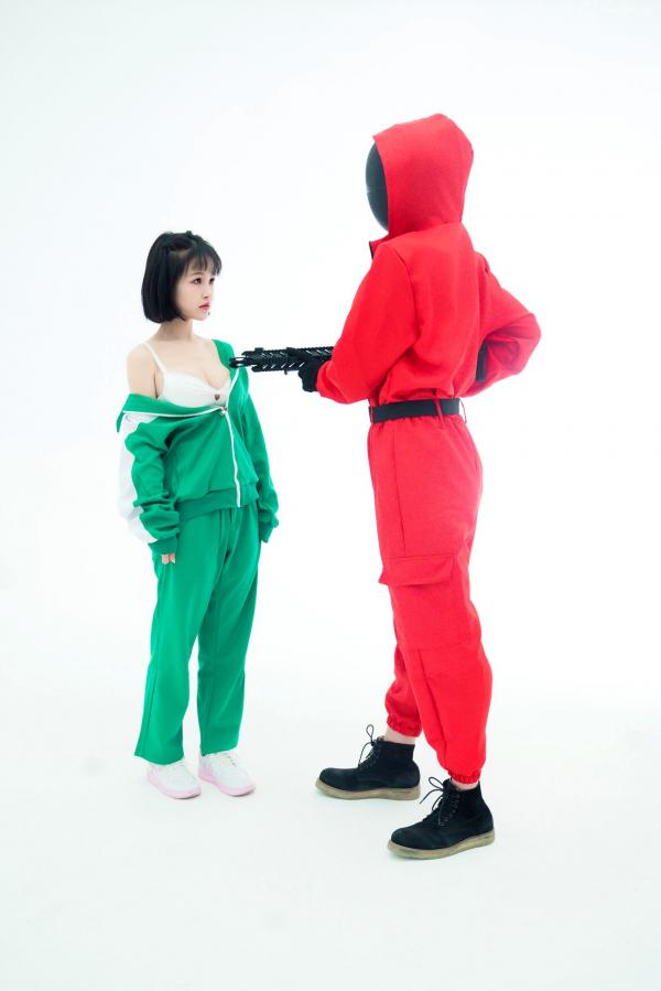    晕崽Zz-星澜是澜澜叫澜妹呀《鱿鱼游戏》Squid Game主题COS写真-居家运动服与守卫性感制服诱惑大尺度拍摄第12张图片