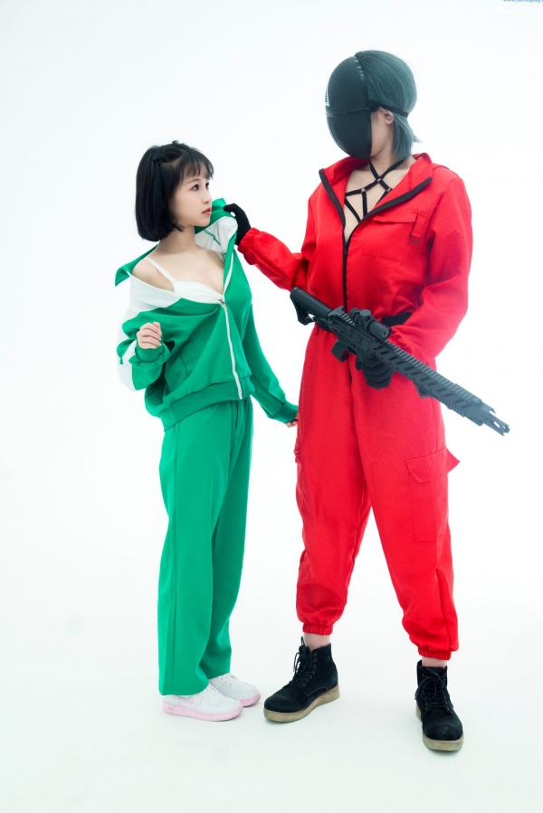    晕崽Zz-星澜是澜澜叫澜妹呀《鱿鱼游戏》Squid Game主题COS写真-居家运动服与守卫性感制服诱惑大尺度拍摄第14张图片
