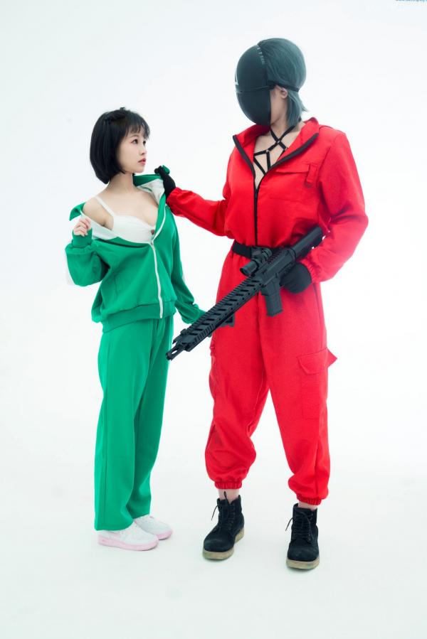   晕崽Zz-星澜是澜澜叫澜妹呀《鱿鱼游戏》Squid Game主题COS写真-居家运动服与守卫性感制服诱惑大尺度拍摄第15张图片