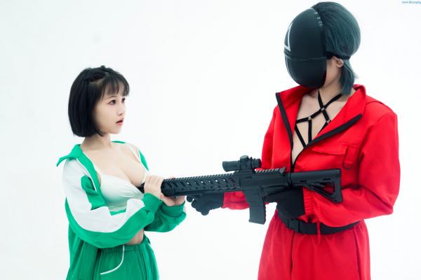    晕崽Zz-星澜是澜澜叫澜妹呀《鱿鱼游戏》Squid Game主题COS写真-居家运动服与守卫性感制服诱惑大尺度拍摄第16张图片
