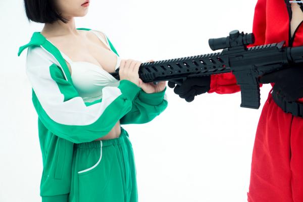    晕崽Zz-星澜是澜澜叫澜妹呀《鱿鱼游戏》Squid Game主题COS写真-居家运动服与守卫性感制服诱惑大尺度拍摄第17张图片
