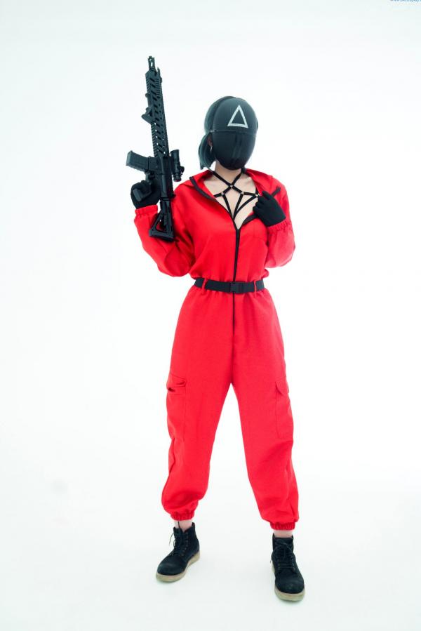    晕崽Zz-星澜是澜澜叫澜妹呀《鱿鱼游戏》Squid Game主题COS写真-居家运动服与守卫性感制服诱惑大尺度拍摄第18张图片