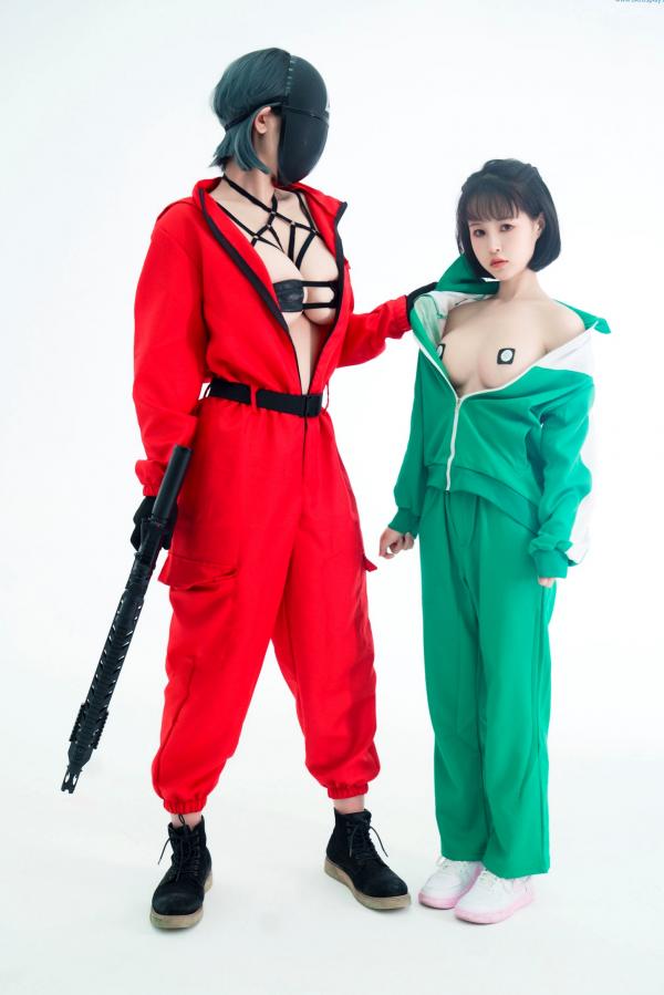    晕崽Zz-星澜是澜澜叫澜妹呀《鱿鱼游戏》Squid Game主题COS写真-居家运动服与守卫性感制服诱惑大尺度拍摄第19张图片