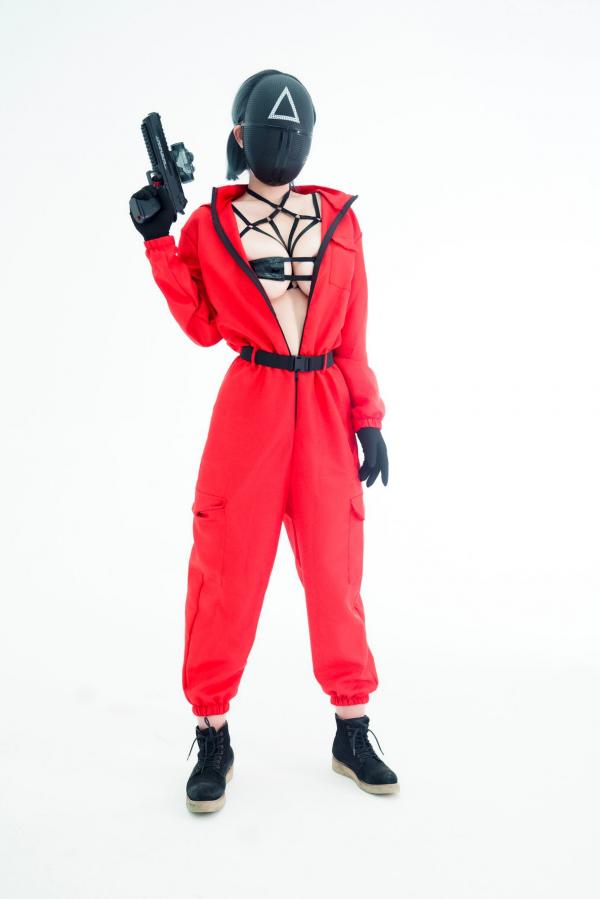    晕崽Zz-星澜是澜澜叫澜妹呀《鱿鱼游戏》Squid Game主题COS写真-居家运动服与守卫性感制服诱惑大尺度拍摄第20张图片