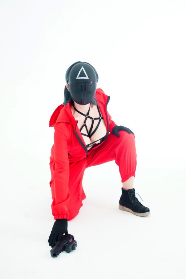    晕崽Zz-星澜是澜澜叫澜妹呀《鱿鱼游戏》Squid Game主题COS写真-居家运动服与守卫性感制服诱惑大尺度拍摄第21张图片