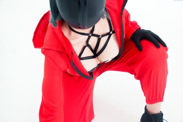    晕崽Zz-星澜是澜澜叫澜妹呀《鱿鱼游戏》Squid Game主题COS写真-居家运动服与守卫性感制服诱惑大尺度拍摄第22张图片