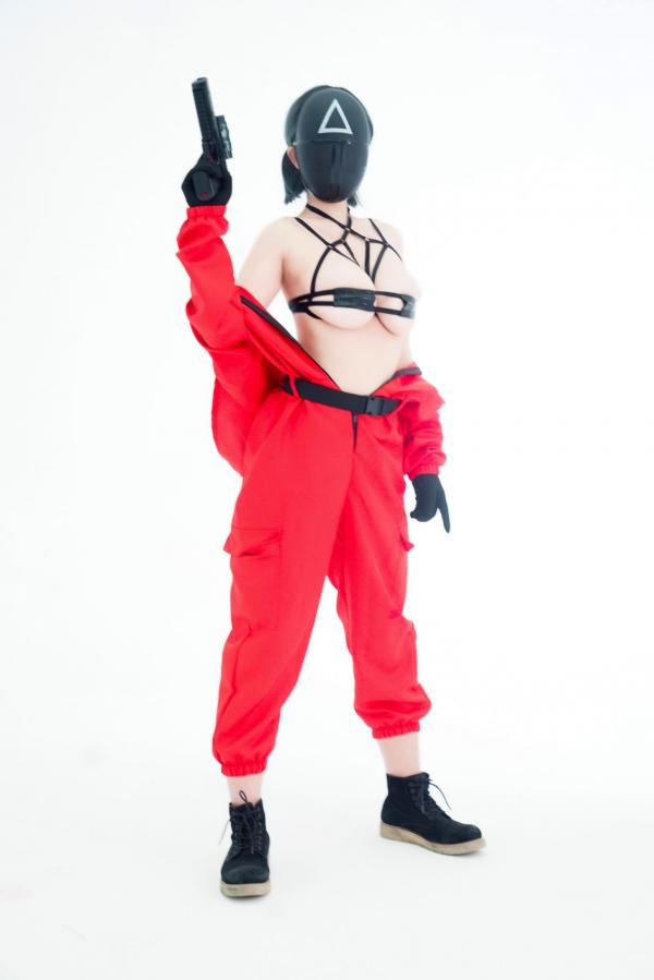    晕崽Zz-星澜是澜澜叫澜妹呀《鱿鱼游戏》Squid Game主题COS写真-居家运动服与守卫性感制服诱惑大尺度拍摄第25张图片