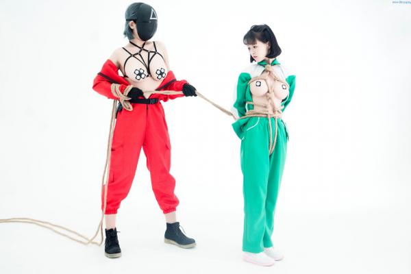    晕崽Zz-星澜是澜澜叫澜妹呀《鱿鱼游戏》Squid Game主题COS写真-居家运动服与守卫性感制服诱惑大尺度拍摄第45张图片