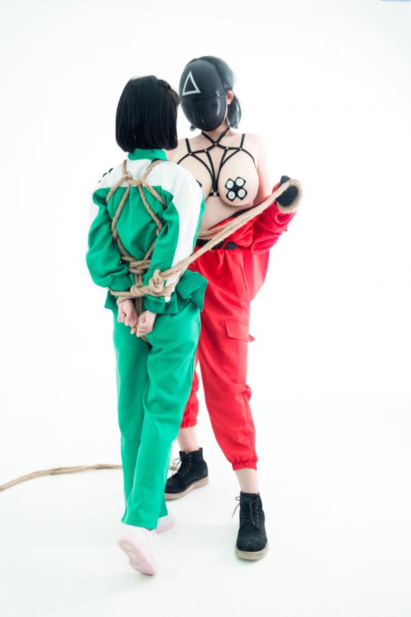    晕崽Zz-星澜是澜澜叫澜妹呀《鱿鱼游戏》Squid Game主题COS写真-居家运动服与守卫性感制服诱惑大尺度拍摄第47张图片