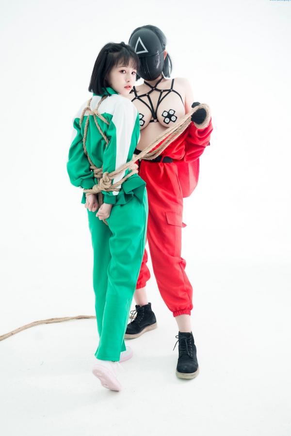   晕崽Zz-星澜是澜澜叫澜妹呀《鱿鱼游戏》Squid Game主题COS写真-居家运动服与守卫性感制服诱惑大尺度拍摄第48张图片