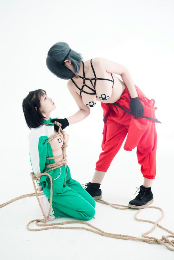    晕崽Zz-星澜是澜澜叫澜妹呀《鱿鱼游戏》Squid Game主题COS写真-居家运动服与守卫性感制服诱惑大尺度拍摄第50张图片