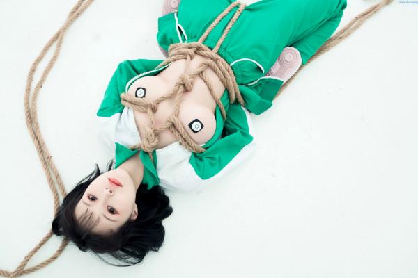    晕崽Zz-星澜是澜澜叫澜妹呀《鱿鱼游戏》Squid Game主题COS写真-居家运动服与守卫性感制服诱惑大尺度拍摄第53张图片