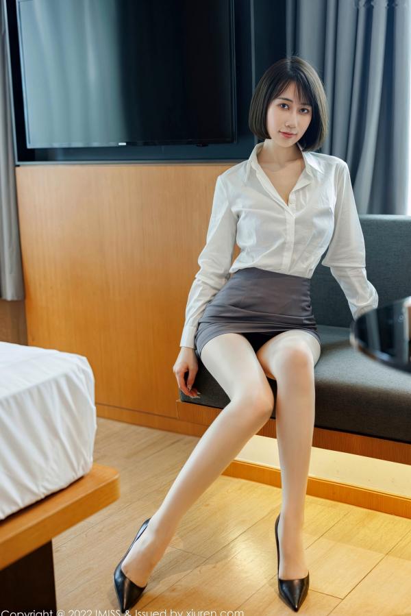    IMiss爱蜜社 709 瑞妤私房照：白衬衫灰短裙职场OL风，紫色内衣配肉丝美腿，演绎冷艳性感诱惑第2张图片
