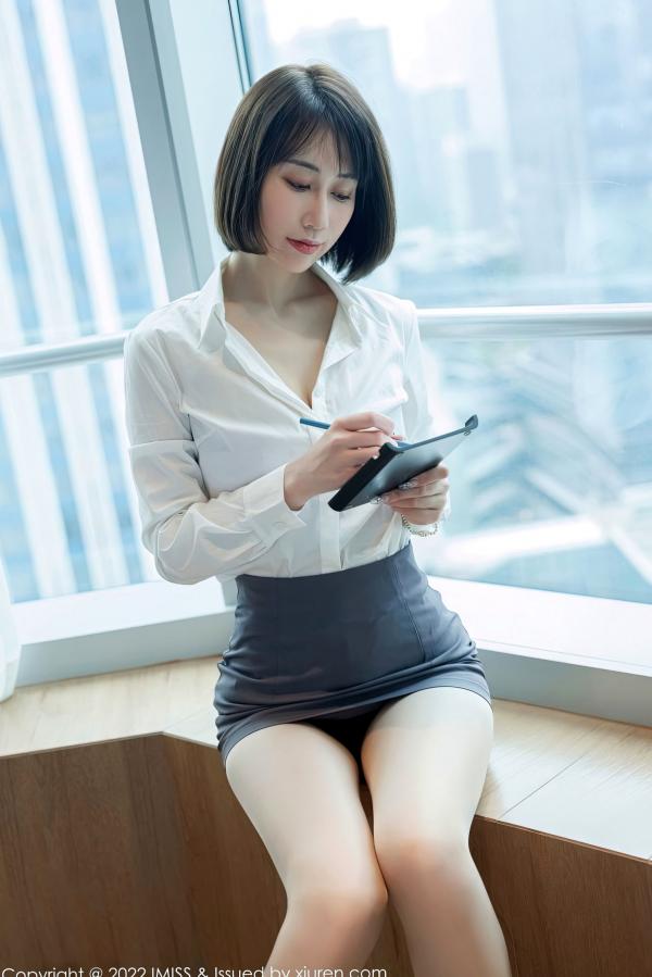    IMiss爱蜜社 709 瑞妤私房照：白衬衫灰短裙职场OL风，紫色内衣配肉丝美腿，演绎冷艳性感诱惑第10张图片