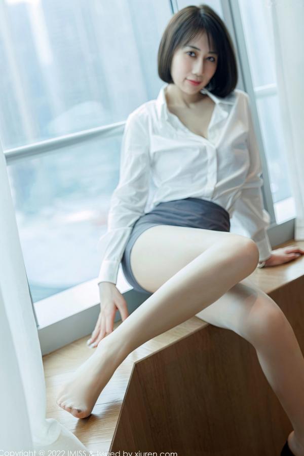    IMiss爱蜜社 709 瑞妤私房照：白衬衫灰短裙职场OL风，紫色内衣配肉丝美腿，演绎冷艳性感诱惑第12张图片