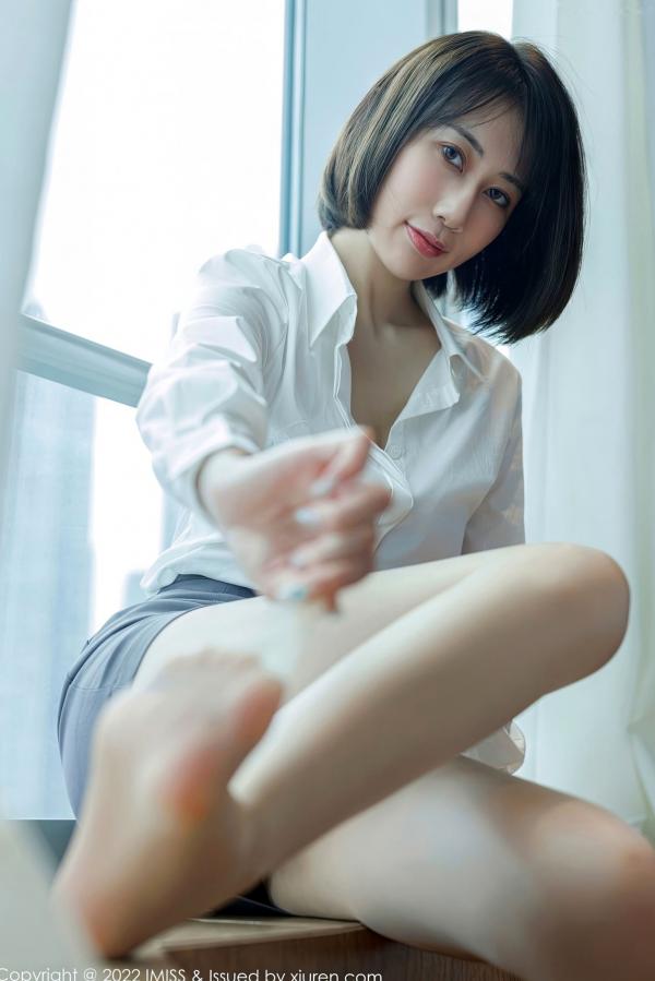    IMiss爱蜜社 709 瑞妤私房照：白衬衫灰短裙职场OL风，紫色内衣配肉丝美腿，演绎冷艳性感诱惑第15张图片
