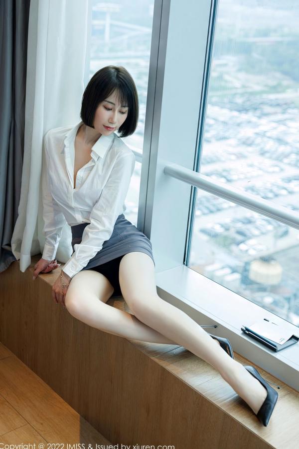    IMiss爱蜜社 709 瑞妤私房照：白衬衫灰短裙职场OL风，紫色内衣配肉丝美腿，演绎冷艳性感诱惑第23张图片