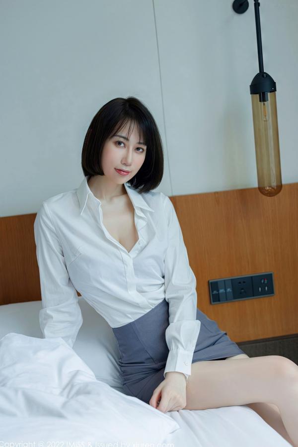    IMiss爱蜜社 709 瑞妤私房照：白衬衫灰短裙职场OL风，紫色内衣配肉丝美腿，演绎冷艳性感诱惑第25张图片