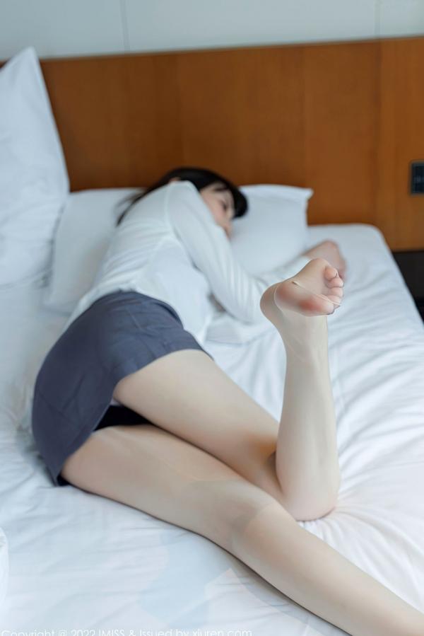    IMiss爱蜜社 709 瑞妤私房照：白衬衫灰短裙职场OL风，紫色内衣配肉丝美腿，演绎冷艳性感诱惑第32张图片