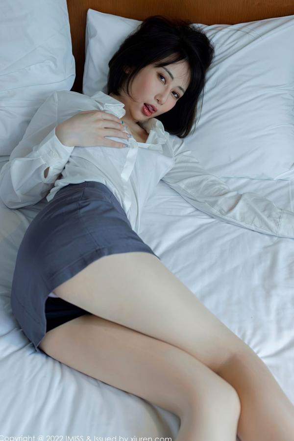    IMiss爱蜜社 709 瑞妤私房照：白衬衫灰短裙职场OL风，紫色内衣配肉丝美腿，演绎冷艳性感诱惑第36张图片