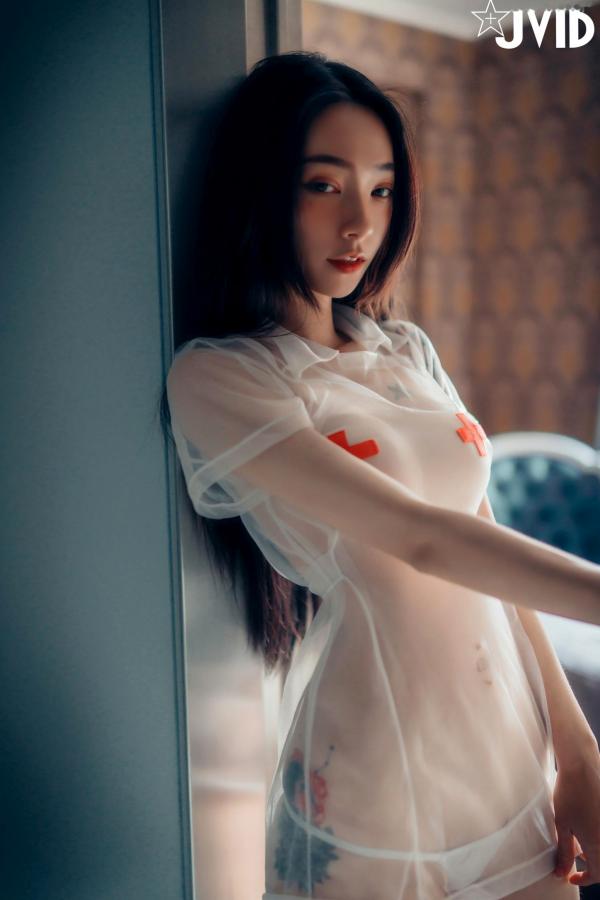    JVID-飘飘-御姐-看护黑皮衣：冷艳御姐的大尺度私房写真，黑色皮革束缚套装与透视制服角色扮演，勾魂摄魄的视觉盛宴第35张图片
